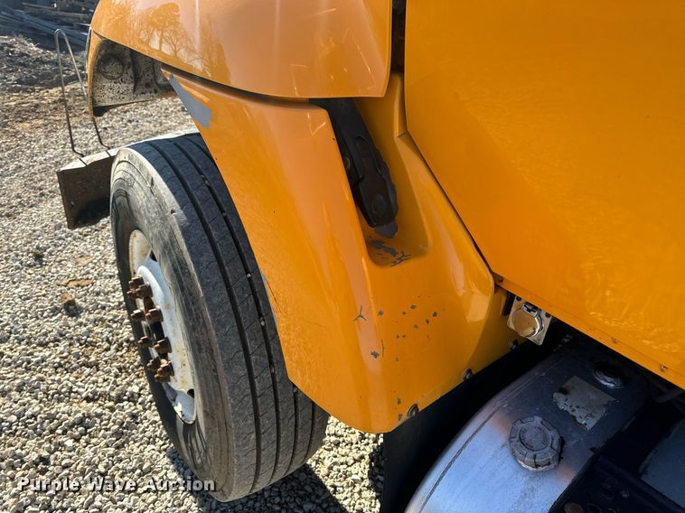 image for item EN5165 2006 International 7400 Crew Cab dump truck