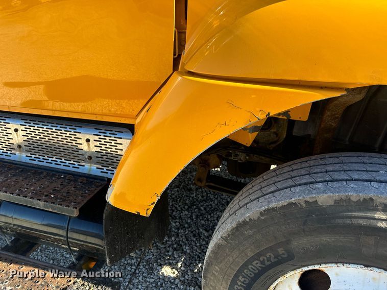 image for item EN5165 2006 International 7400 Crew Cab dump truck