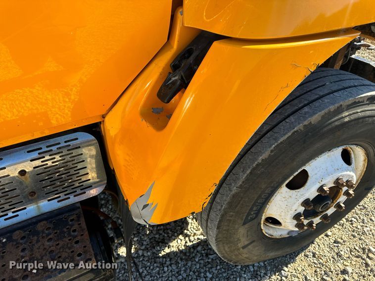 image for item EN5165 2006 International 7400 Crew Cab dump truck