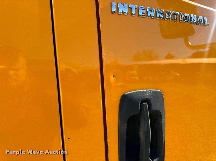 image for item EN5165 2006 International 7400 Crew Cab dump truck