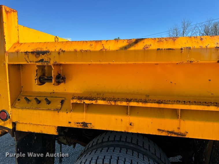 image for item EN5165 2006 International 7400 Crew Cab dump truck