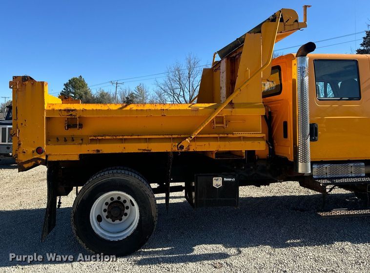 image for item EN5165 2006 International 7400 Crew Cab dump truck