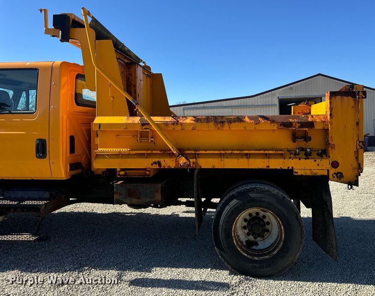 image for item EN5165 2006 International 7400 Crew Cab dump truck