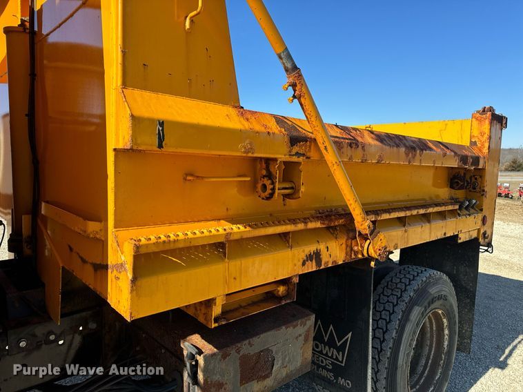 image for item EN5165 2006 International 7400 Crew Cab dump truck