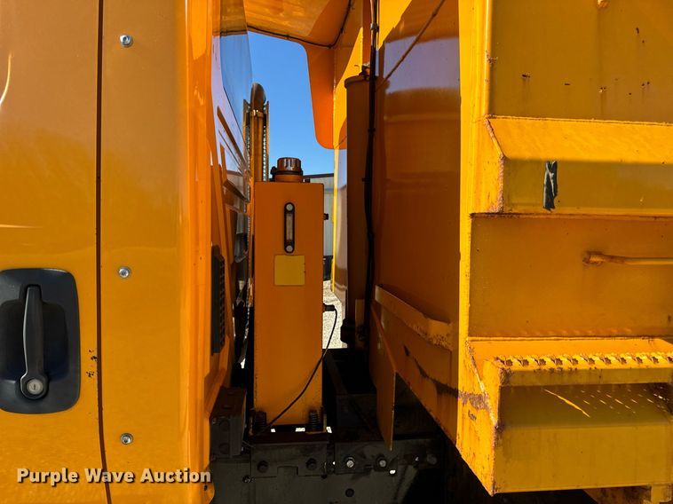 image for item EN5165 2006 International 7400 Crew Cab dump truck