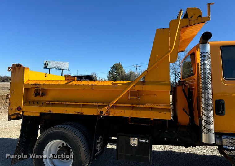 image for item EN5165 2006 International 7400 Crew Cab dump truck