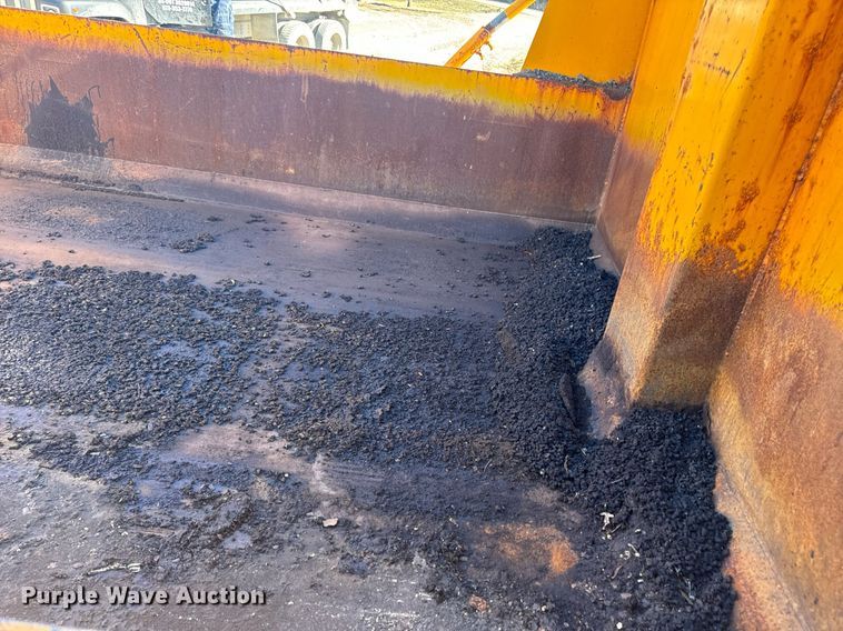 image for item EN5165 2006 International 7400 Crew Cab dump truck