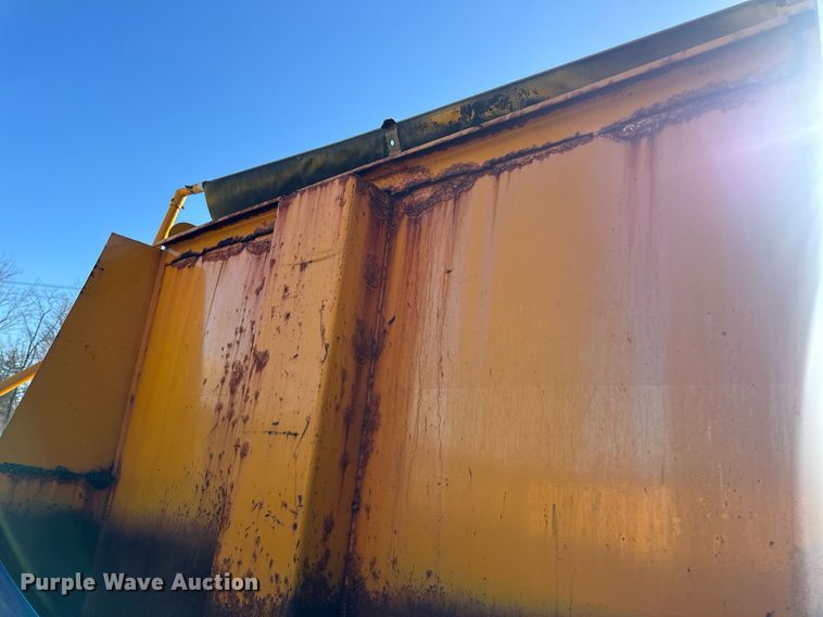 image for item EN5165 2006 International 7400 Crew Cab dump truck