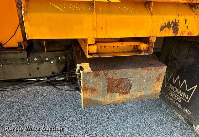 image for item EN5165 2006 International 7400 Crew Cab dump truck