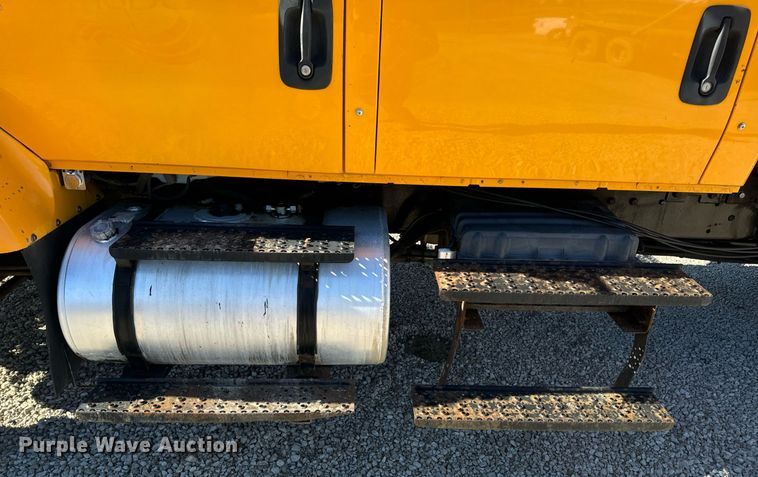 image for item EN5165 2006 International 7400 Crew Cab dump truck