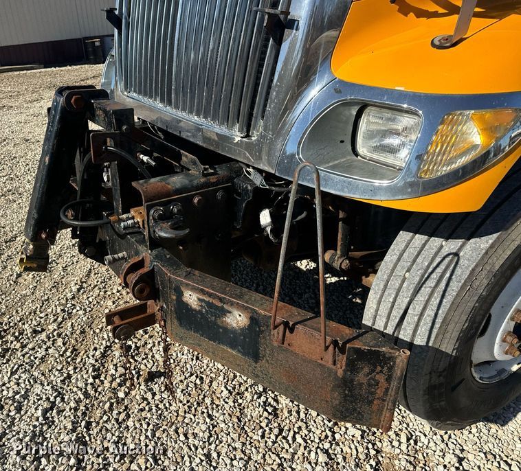 image for item EN5165 2006 International 7400 Crew Cab dump truck