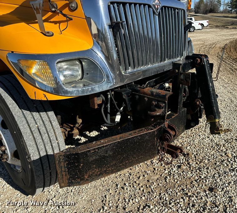 image for item EN5165 2006 International 7400 Crew Cab dump truck