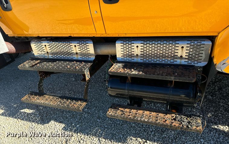 image for item EN5165 2006 International 7400 Crew Cab dump truck