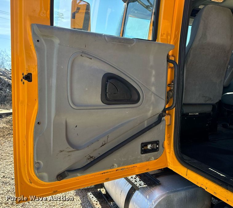 image for item EN5165 2006 International 7400 Crew Cab dump truck