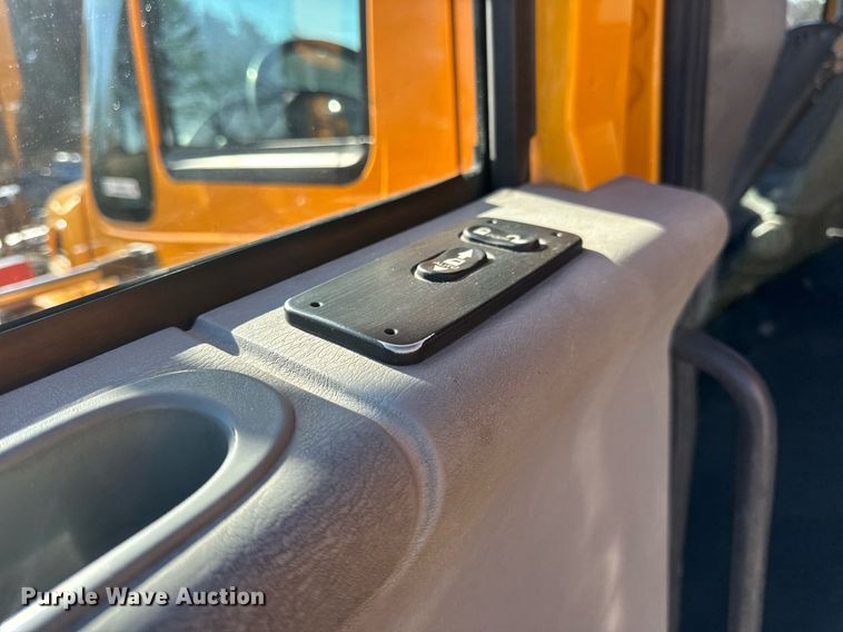 image for item EN5165 2006 International 7400 Crew Cab dump truck