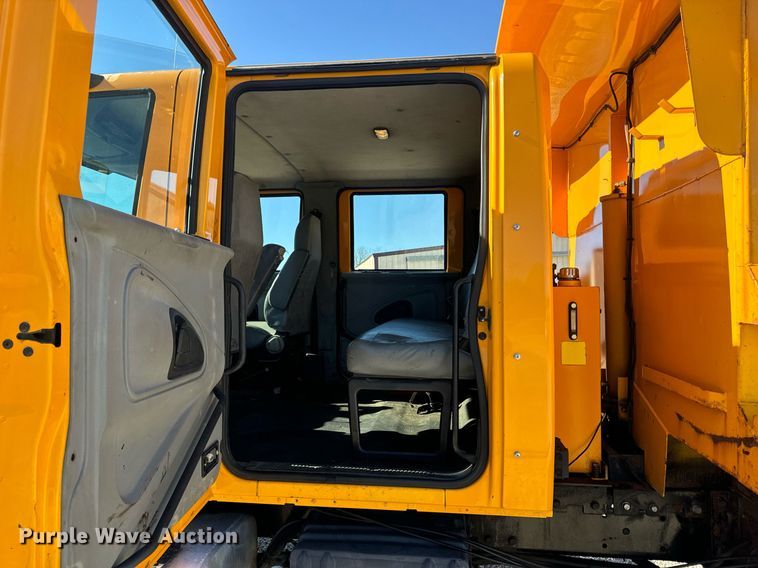 image for item EN5165 2006 International 7400 Crew Cab dump truck