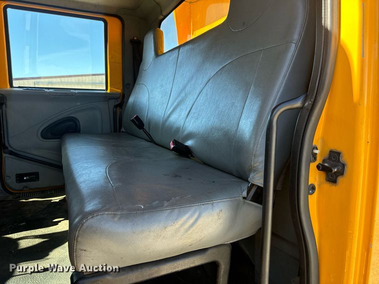 image for item EN5165 2006 International 7400 Crew Cab dump truck