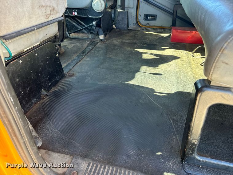 image for item EN5165 2006 International 7400 Crew Cab dump truck