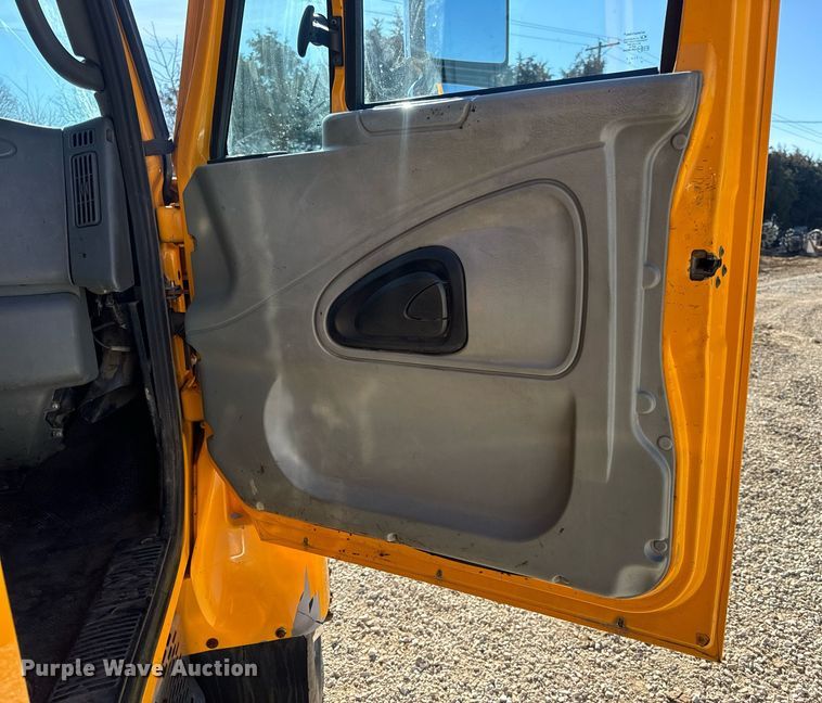 image for item EN5165 2006 International 7400 Crew Cab dump truck