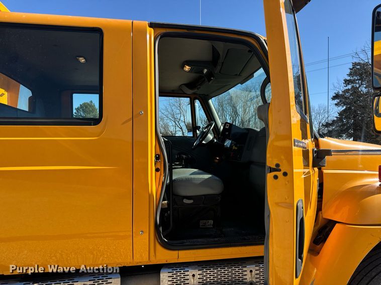 image for item EN5165 2006 International 7400 Crew Cab dump truck