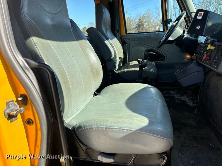 image for item EN5165 2006 International 7400 Crew Cab dump truck