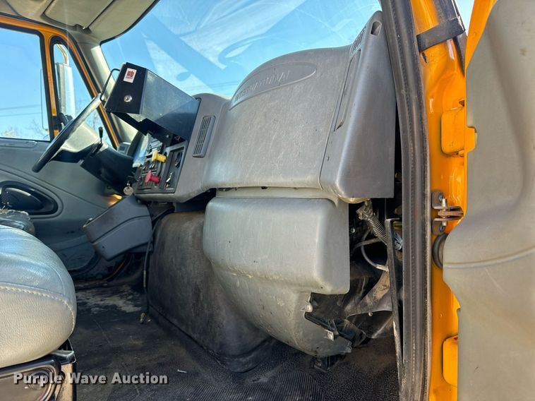 image for item EN5165 2006 International 7400 Crew Cab dump truck