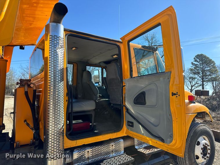 image for item EN5165 2006 International 7400 Crew Cab dump truck