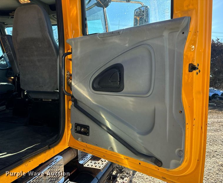 image for item EN5165 2006 International 7400 Crew Cab dump truck