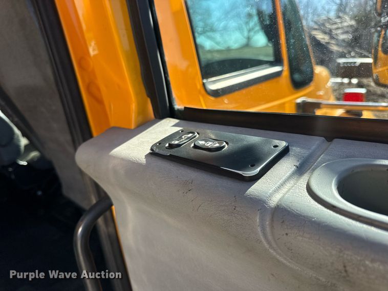 image for item EN5165 2006 International 7400 Crew Cab dump truck