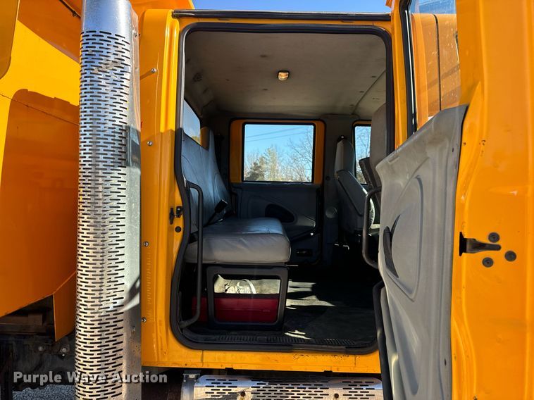 image for item EN5165 2006 International 7400 Crew Cab dump truck