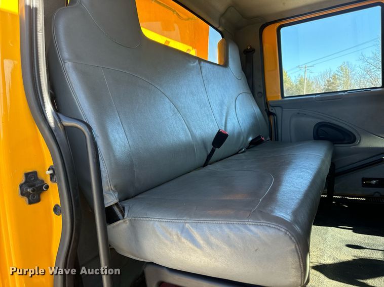 image for item EN5165 2006 International 7400 Crew Cab dump truck