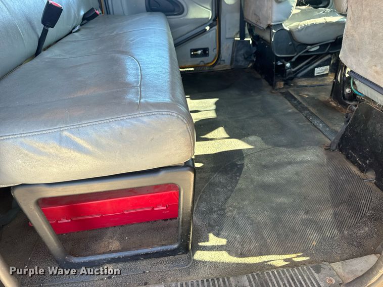 image for item EN5165 2006 International 7400 Crew Cab dump truck