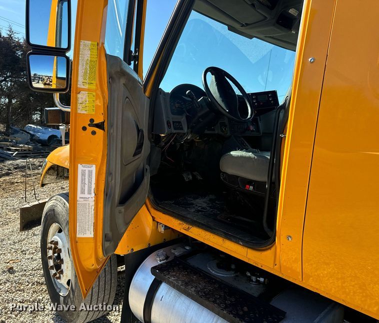 image for item EN5165 2006 International 7400 Crew Cab dump truck