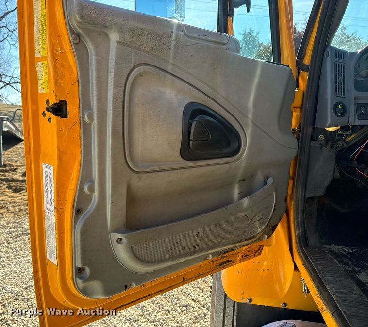 image for item EN5165 2006 International 7400 Crew Cab dump truck