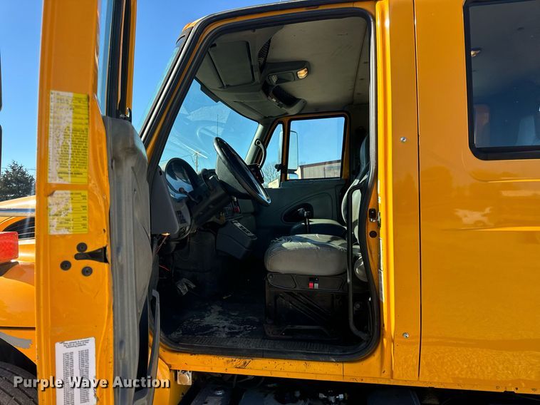 image for item EN5165 2006 International 7400 Crew Cab dump truck