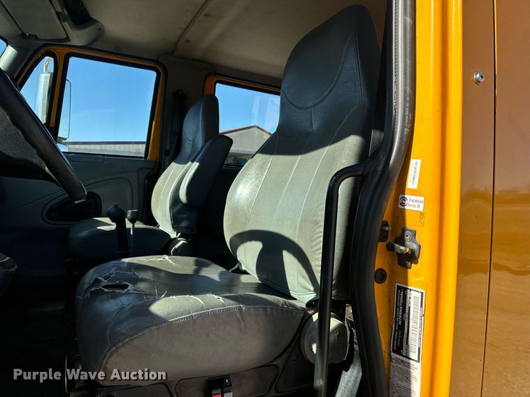 image for item EN5165 2006 International 7400 Crew Cab dump truck