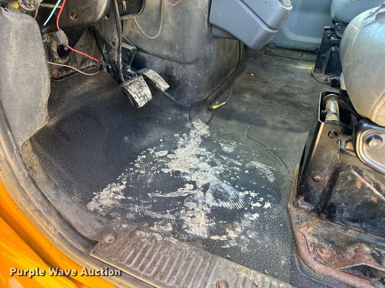 image for item EN5165 2006 International 7400 Crew Cab dump truck