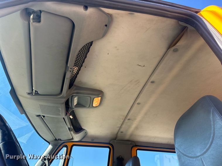 image for item EN5165 2006 International 7400 Crew Cab dump truck