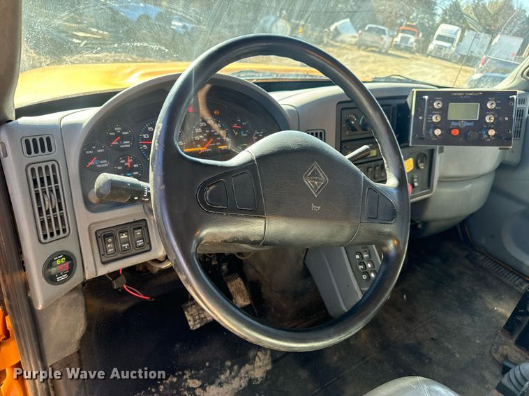 image for item EN5165 2006 International 7400 Crew Cab dump truck