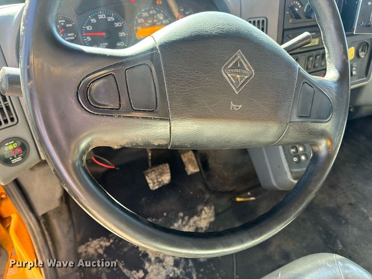 image for item EN5165 2006 International 7400 Crew Cab dump truck