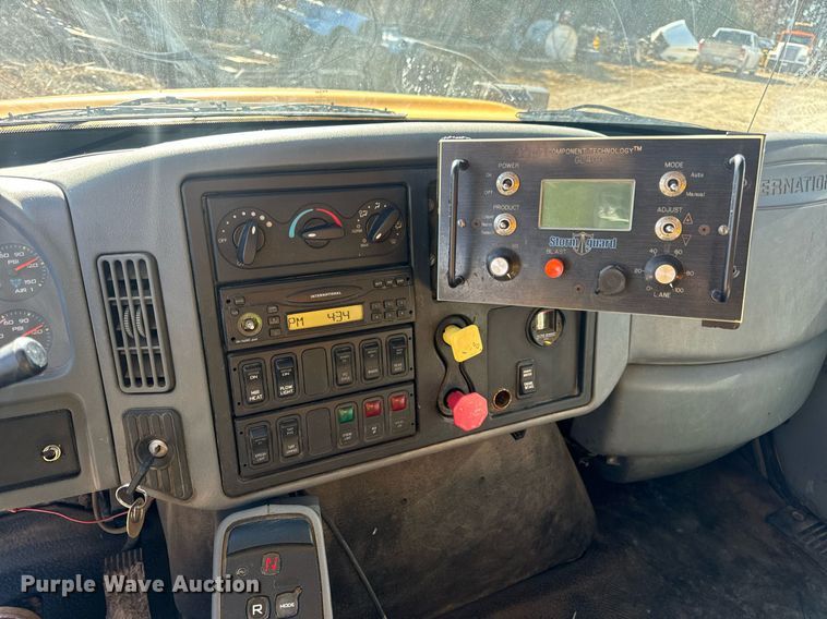 image for item EN5165 2006 International 7400 Crew Cab dump truck