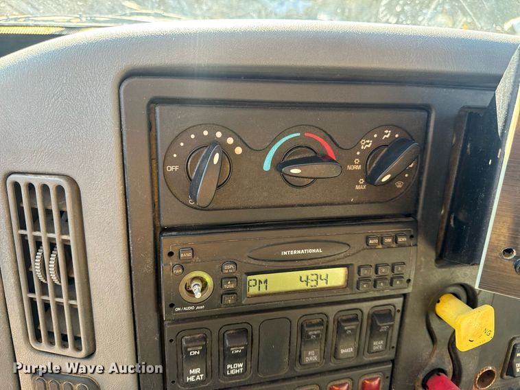 image for item EN5165 2006 International 7400 Crew Cab dump truck