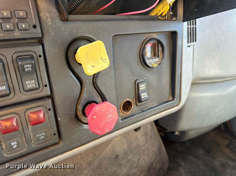 image for item EN5165 2006 International 7400 Crew Cab dump truck