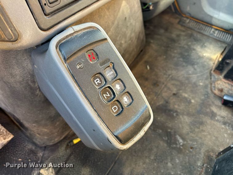 image for item EN5165 2006 International 7400 Crew Cab dump truck