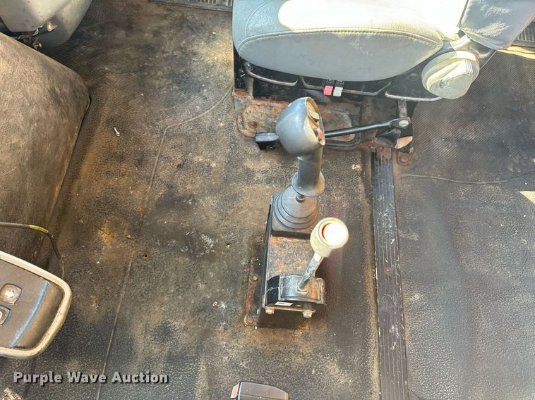 image for item EN5165 2006 International 7400 Crew Cab dump truck