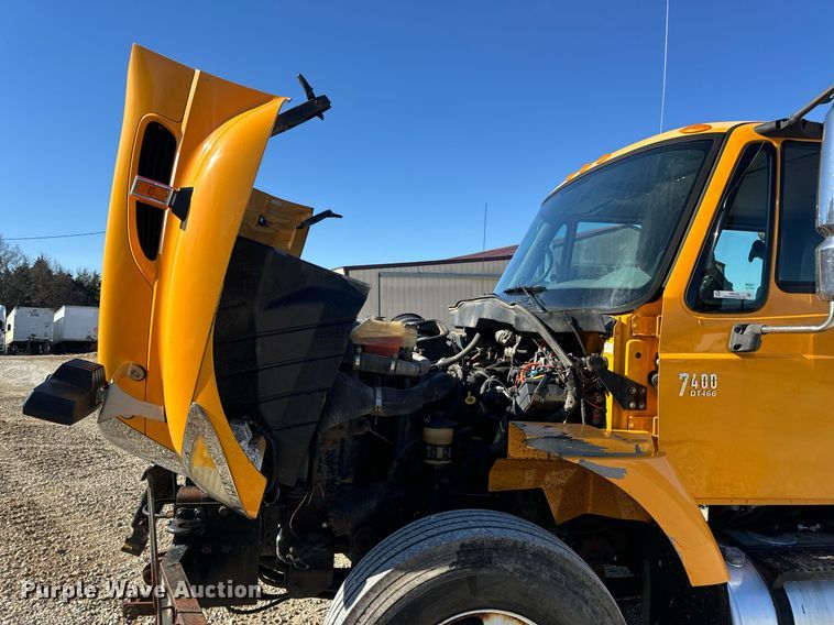 image for item EN5165 2006 International 7400 Crew Cab dump truck