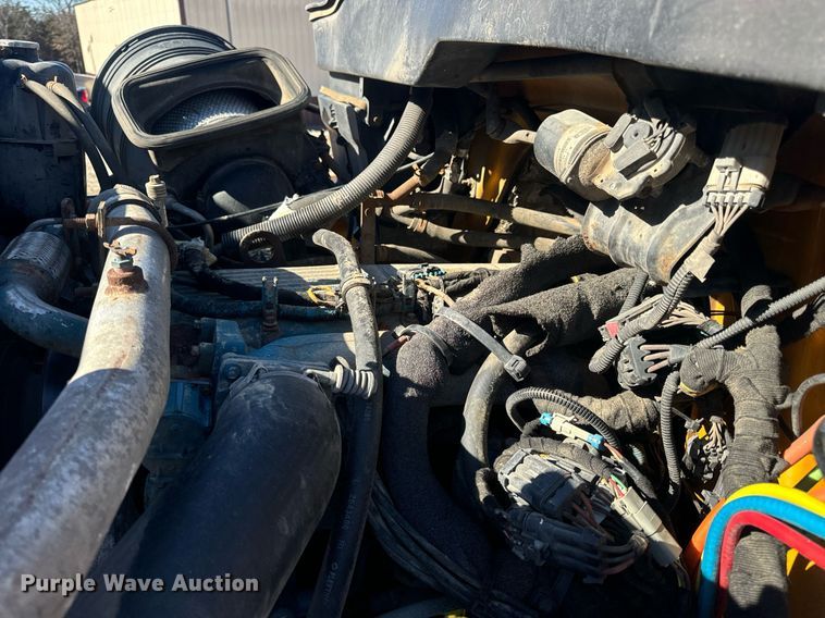 image for item EN5165 2006 International 7400 Crew Cab dump truck