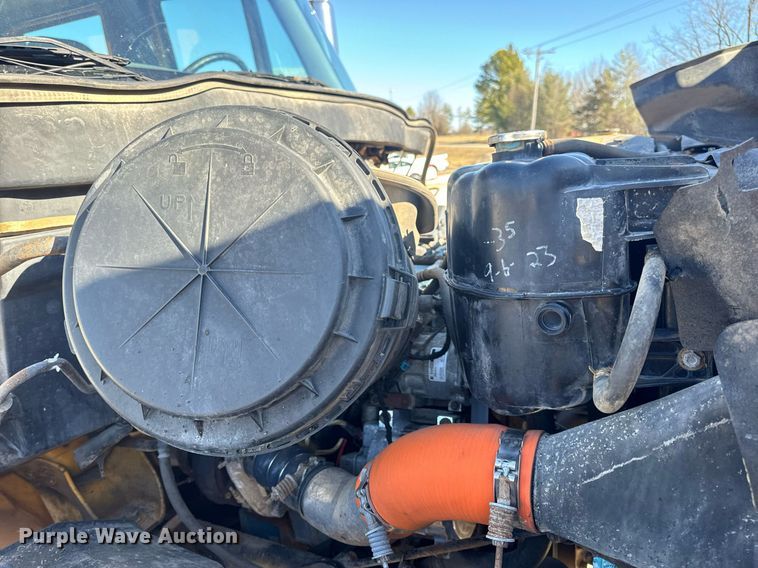 image for item EN5165 2006 International 7400 Crew Cab dump truck