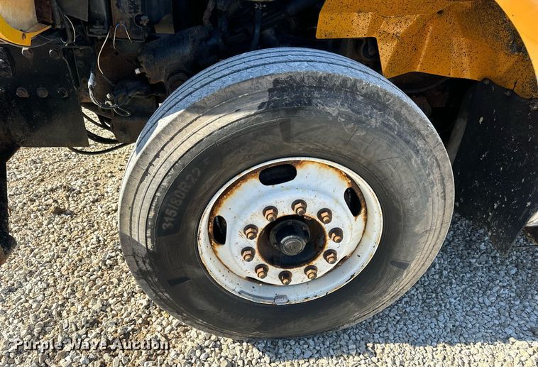 image for item EN5165 2006 International 7400 Crew Cab dump truck