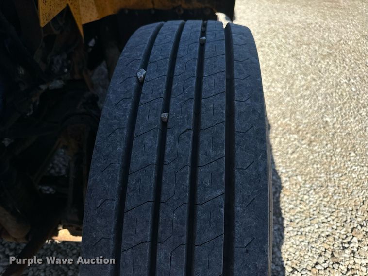 image for item EN5165 2006 International 7400 Crew Cab dump truck